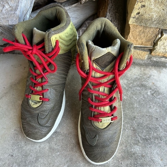 Nike LeBron XI Lifestyle hitop Olive/green red shoe laces mens sneakers Sz-8.5 G - Picture 2 of 14